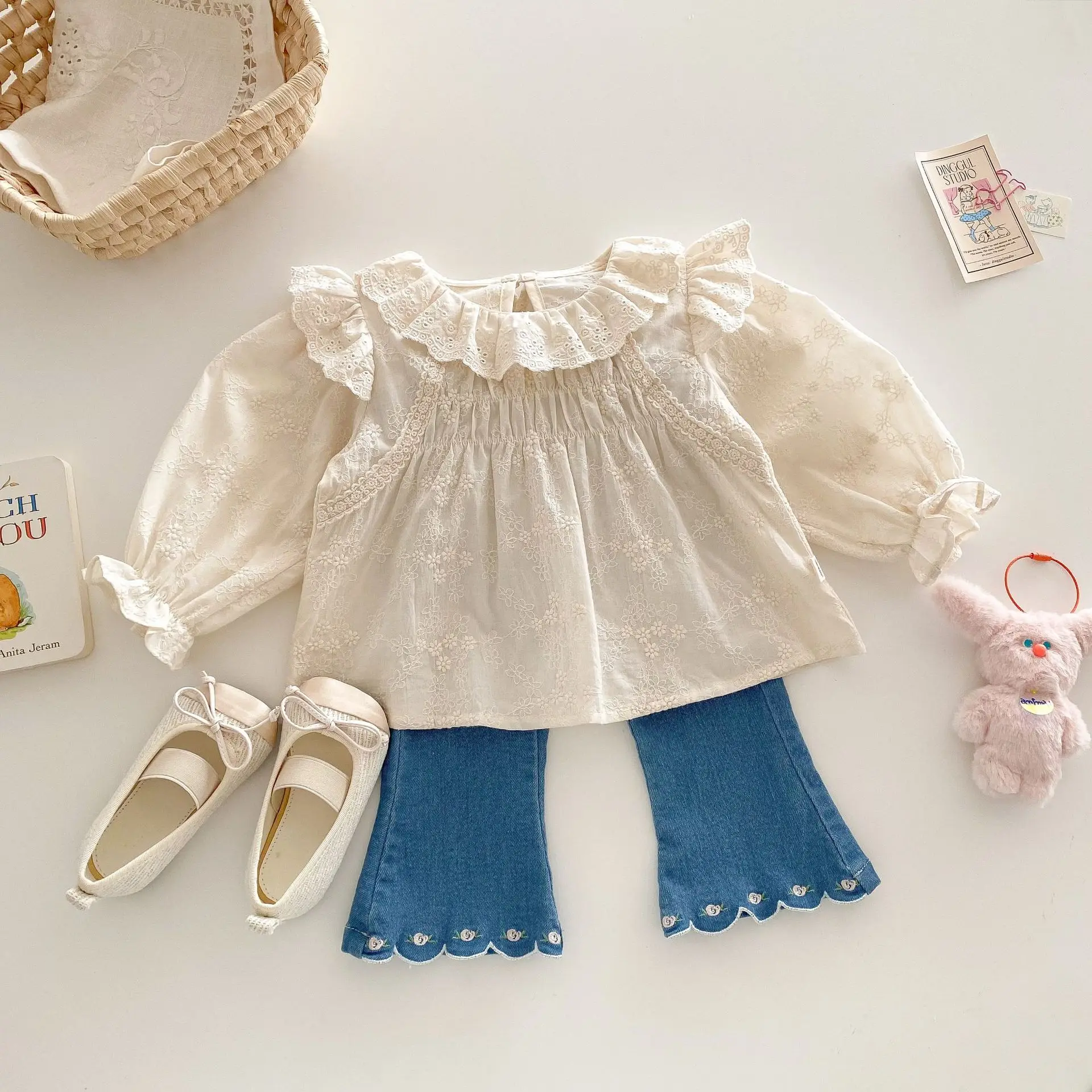 Blusa con bordados de flores para niña