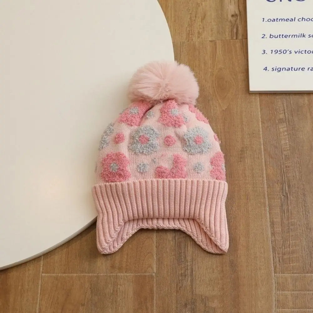 Detalles del tejido y pompón del gorro infantil