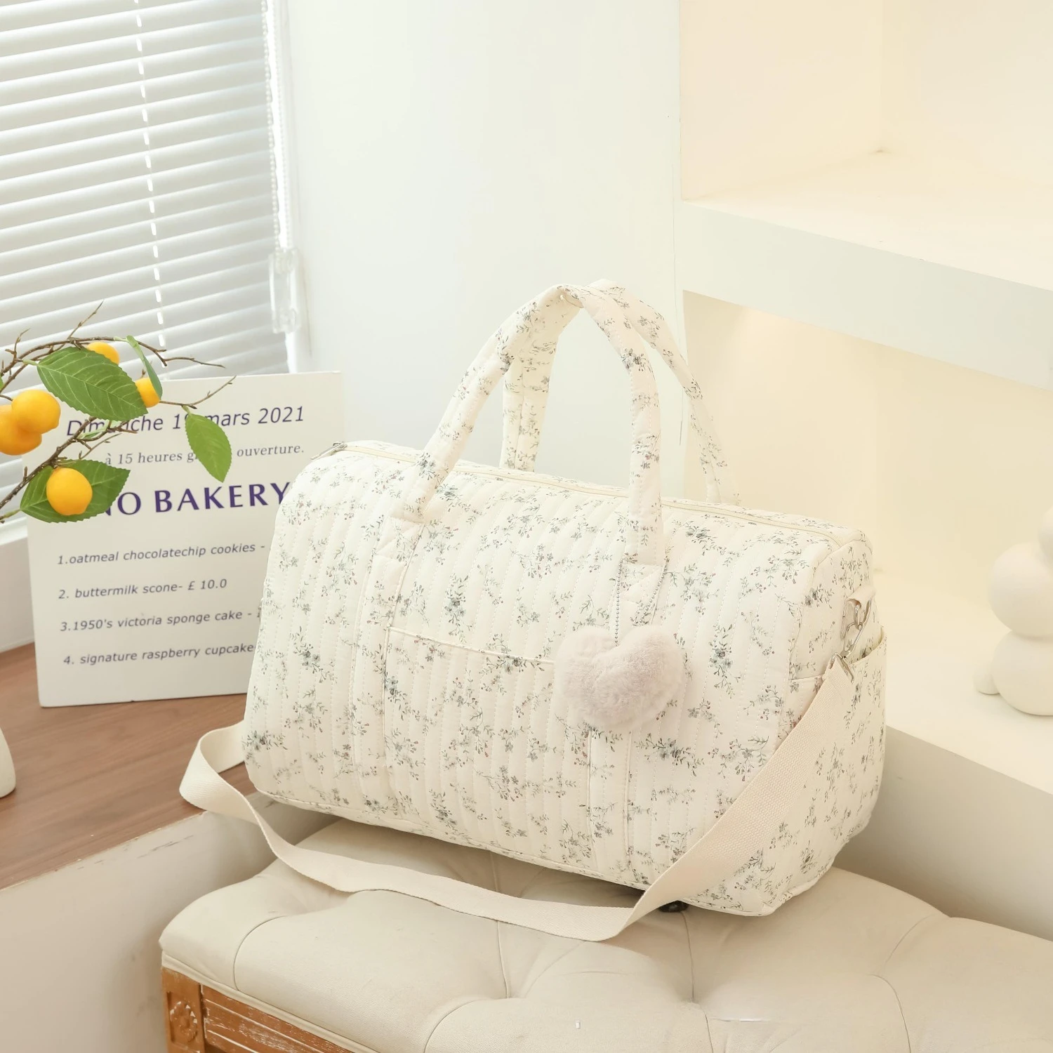 Vista frontal de la bolsa floral con bordados elegantes