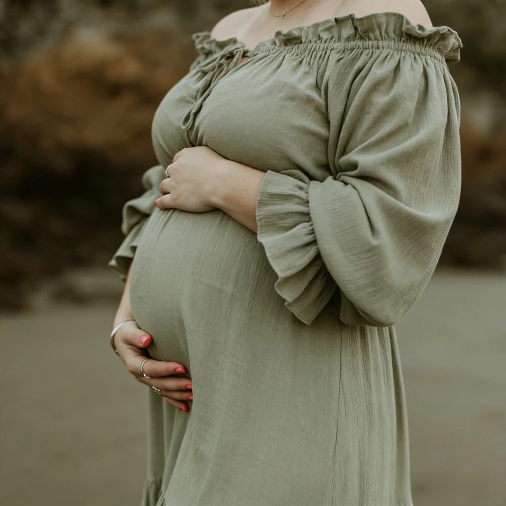 Vestido de maternidad boho verde salvia con hombros descubiertos