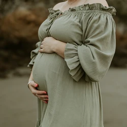 Vestido de maternidad boho verde salvia con hombros descubiertos
