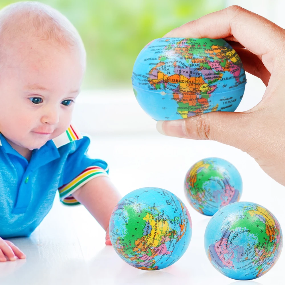 Niño usando el globo de espuma para aprender geografía