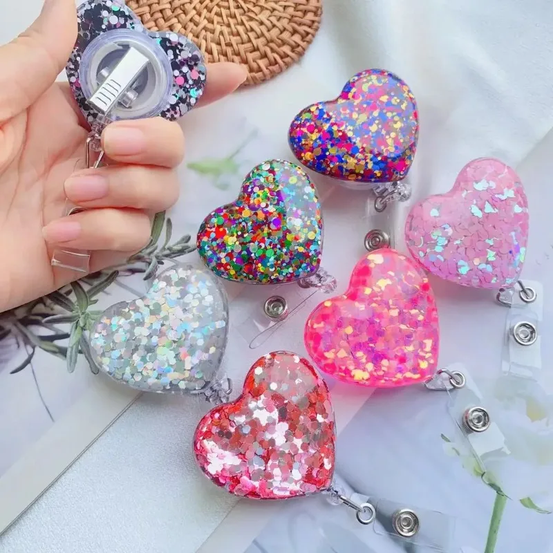 Portainsignias retráctil corazón con clip cocodrilo - imagen 4