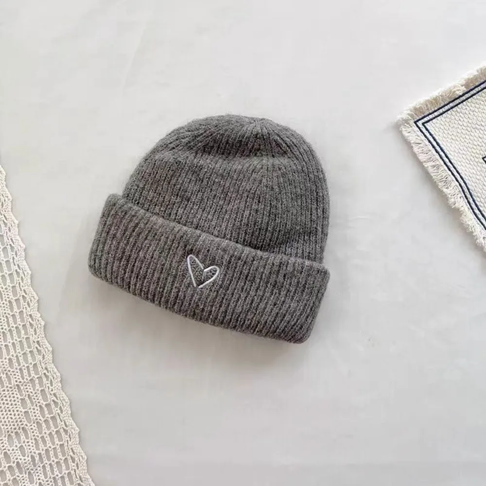 Conjunto gorro y bufanda de punto cálido con corazón bordado - imagen 2