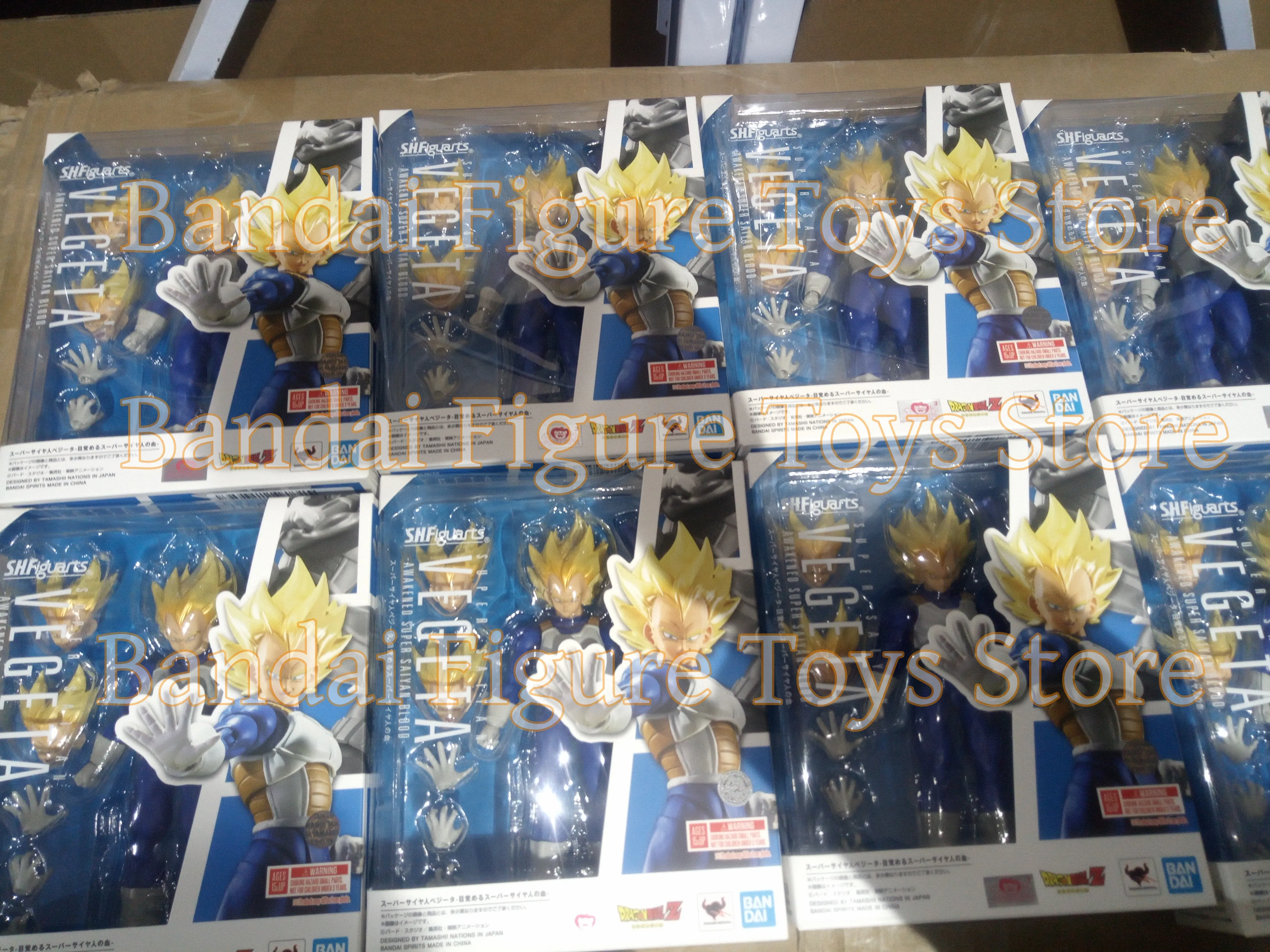 Vista frontal de la figura Bandai SHF Vegeta Super Saiyan sangre en posición de combate