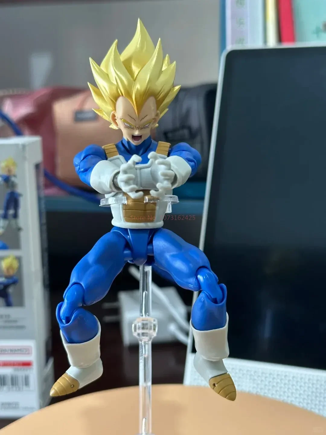 Vista trasera de la figura mostrando la capa y los detalles de la espalda