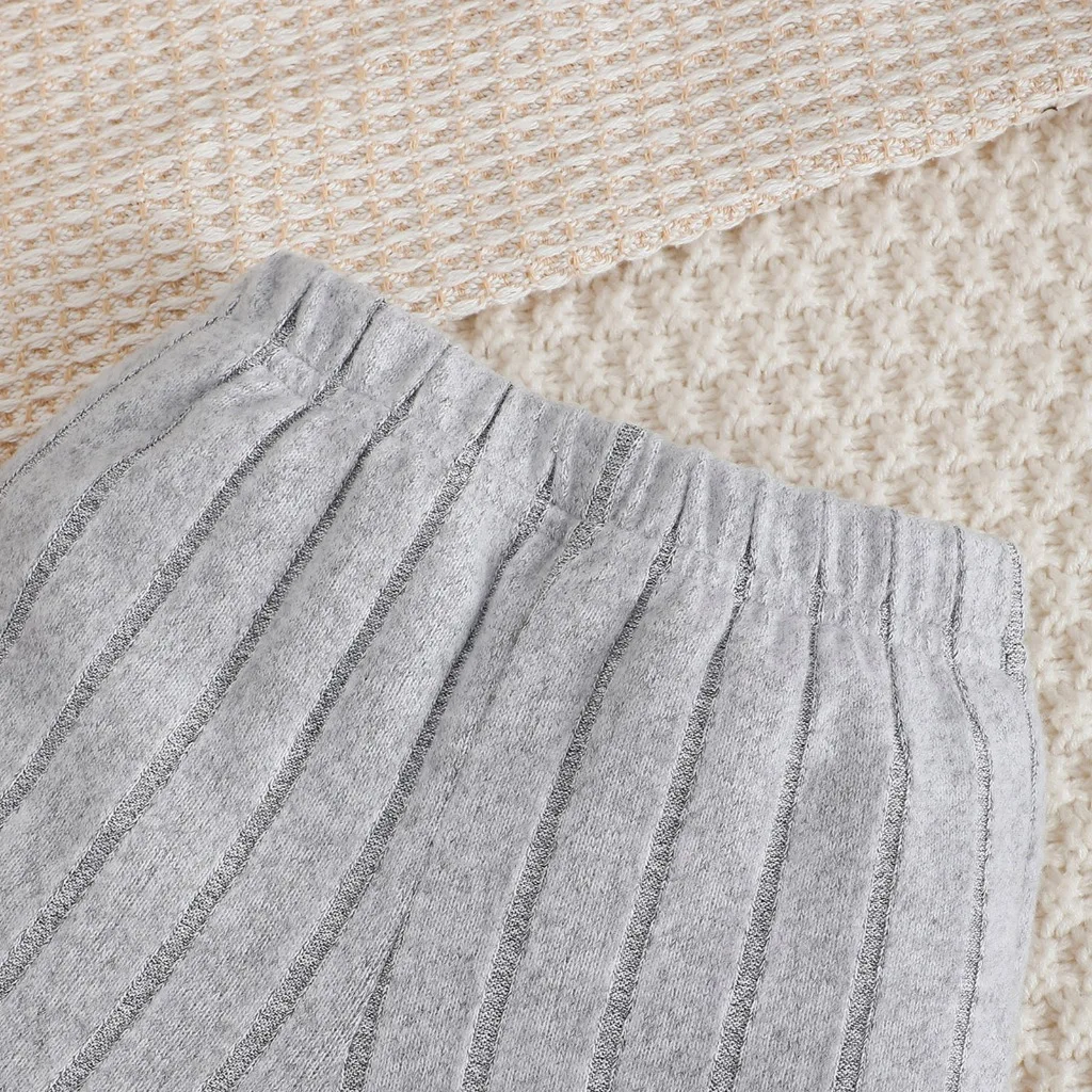 Conjunto recién nacido con mono de manga larga, pantalón y gorro - imagen 3