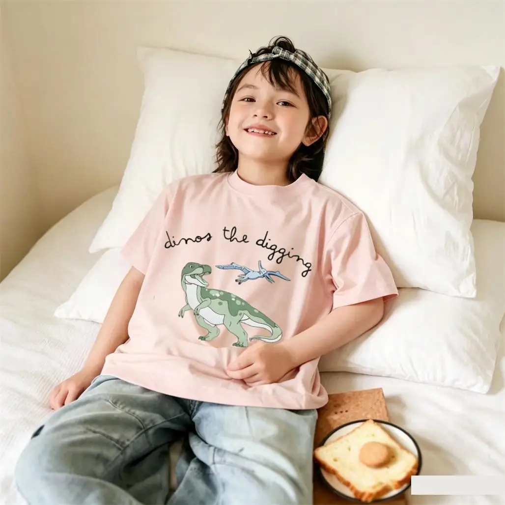 Camiseta infantil básica con temática de dibujos animados