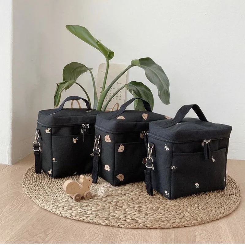 Vista frontal del bolso con bordado de oso
