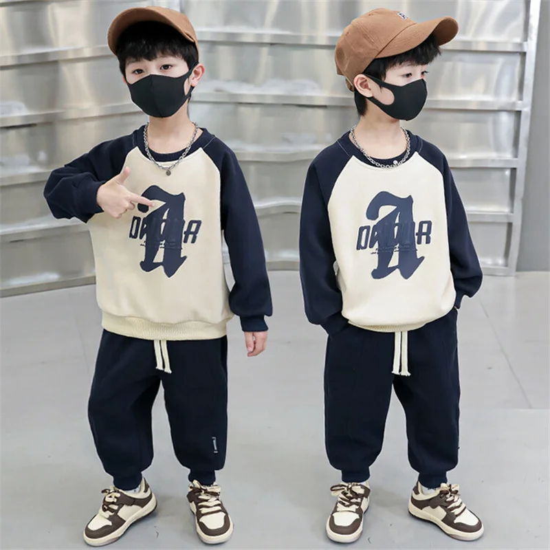 Conjunto deportivo para niños con letras y bloques de color