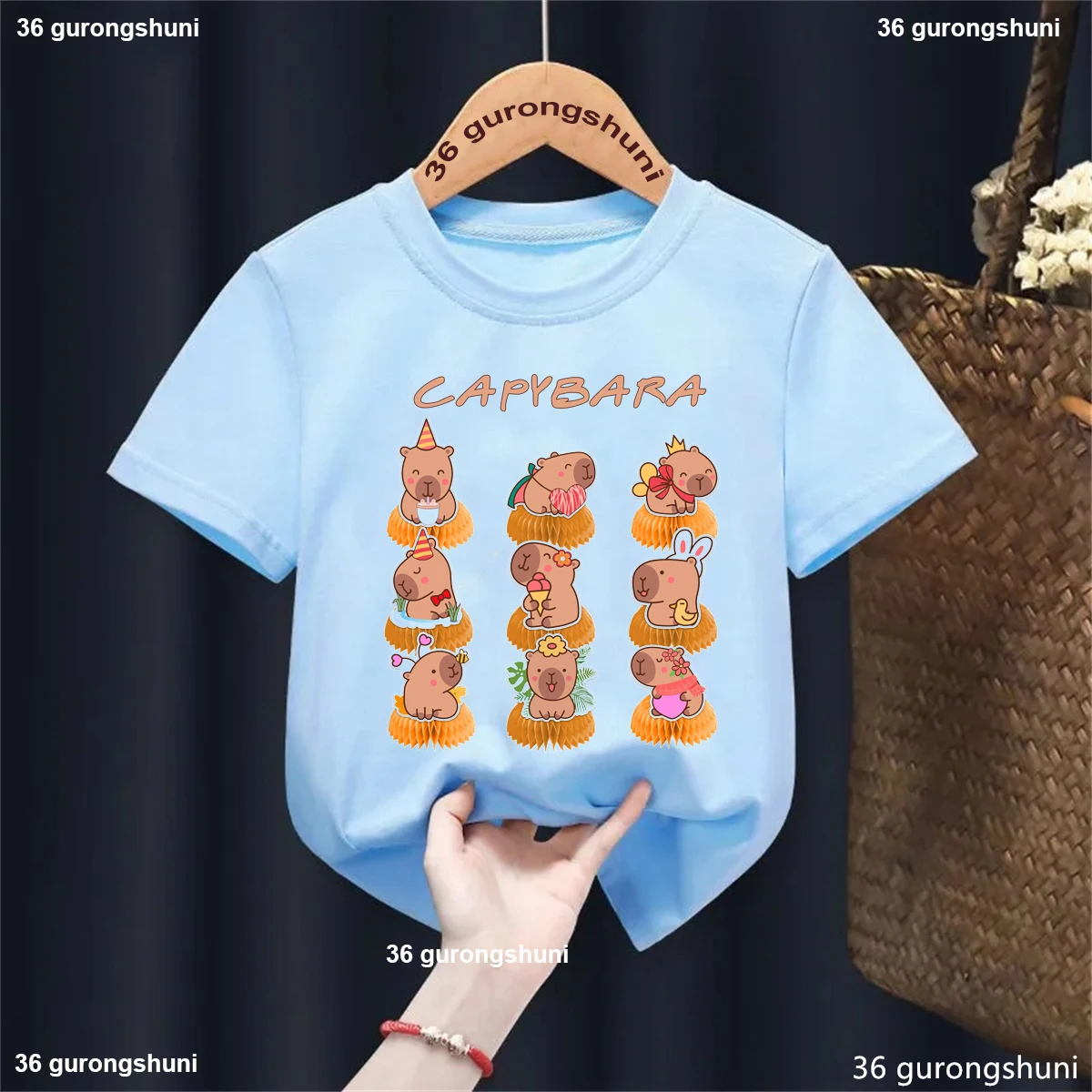 Niña usando la camiseta en entorno exterior