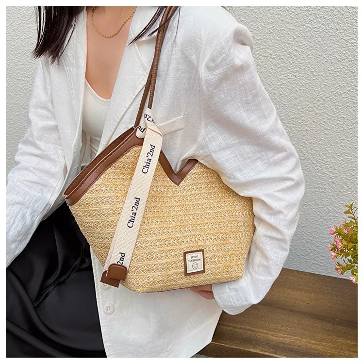 Bolso de hombro de paja retro en uso