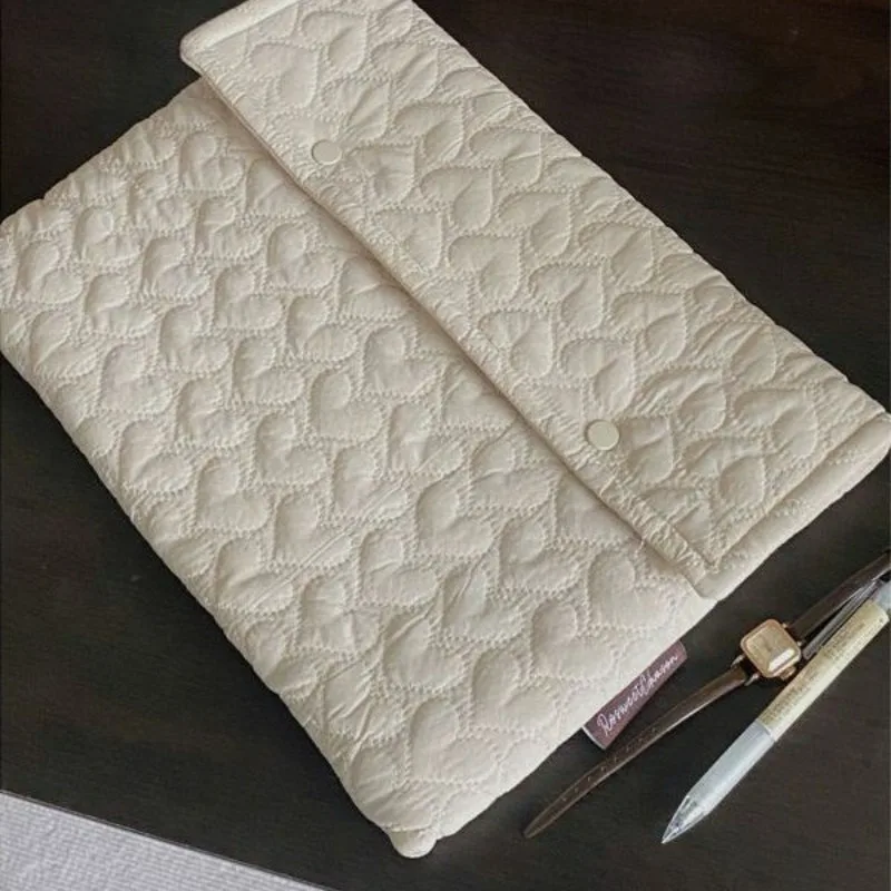 Funda beige para portátil de 13 pulgadas con diseño minimalista