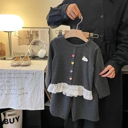 Conjunto de bebé niña dos piezas con encaje y dibujos primaverales