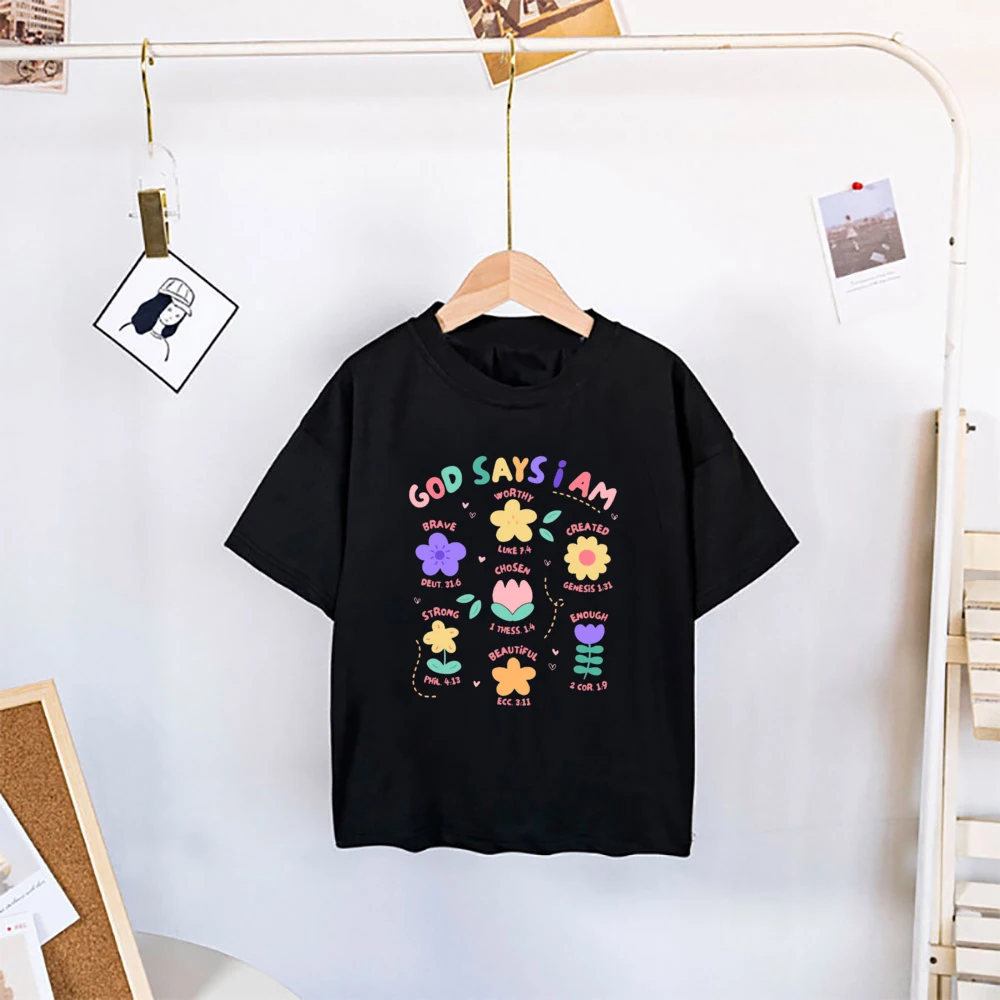 Detalle del mensaje en la camiseta infantil