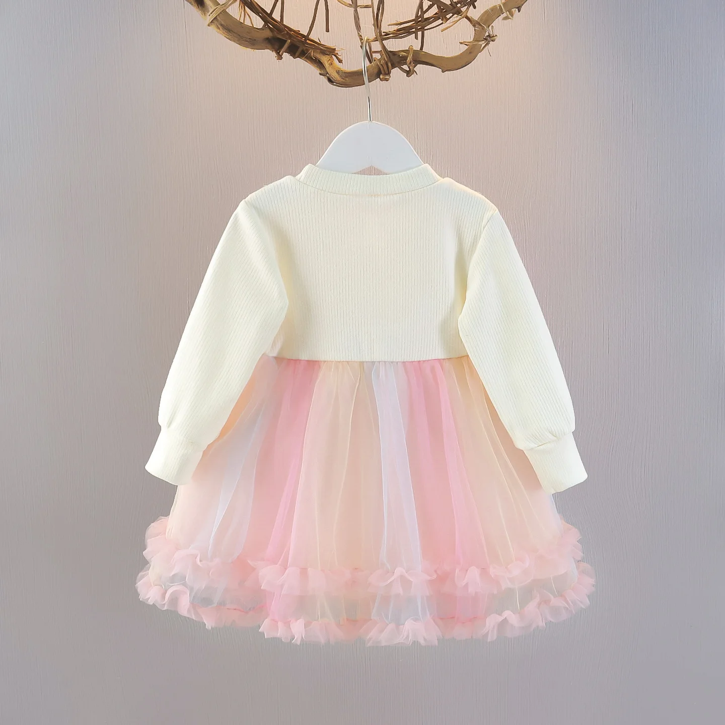 Detalle del cuello y falda