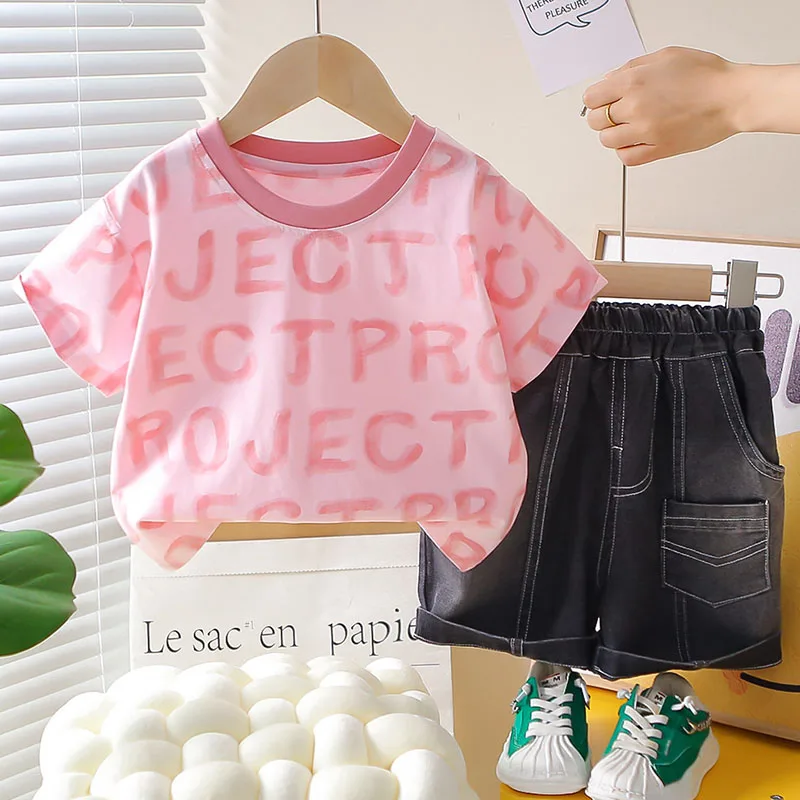 Conjunto de verano para niño con camiseta de letras y bermuda negra - imagen 2