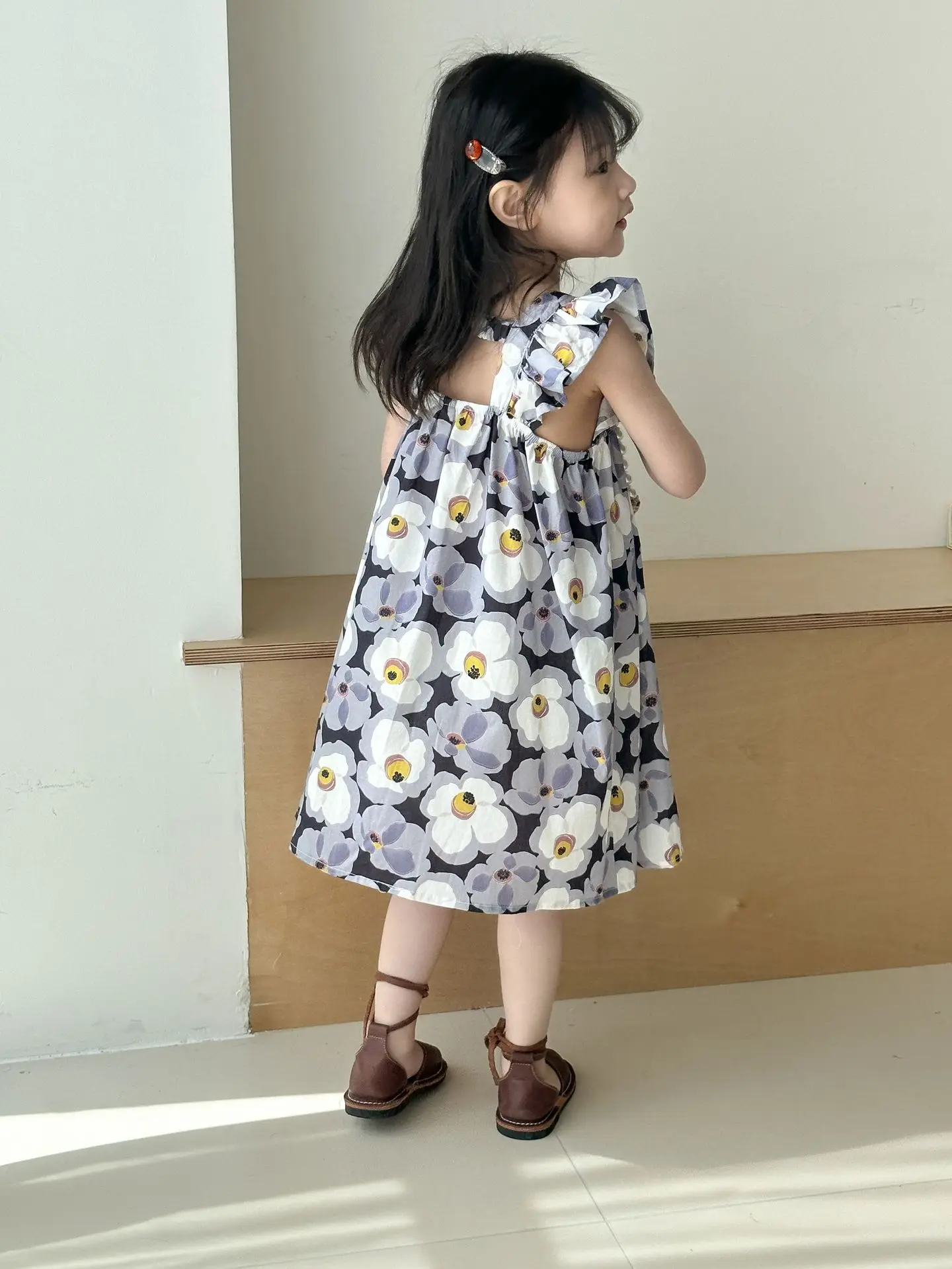 Vestido de princesa niña con estampado floral y mangas voladoras