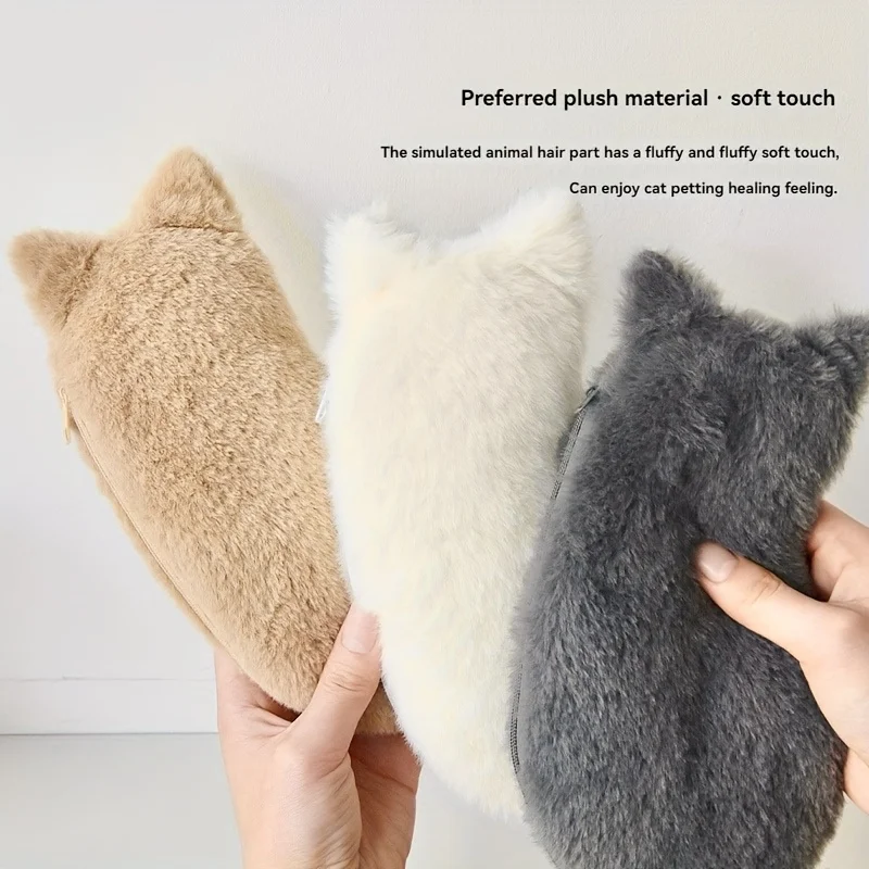 Estuche de gato de peluche en uso sobre escritorio