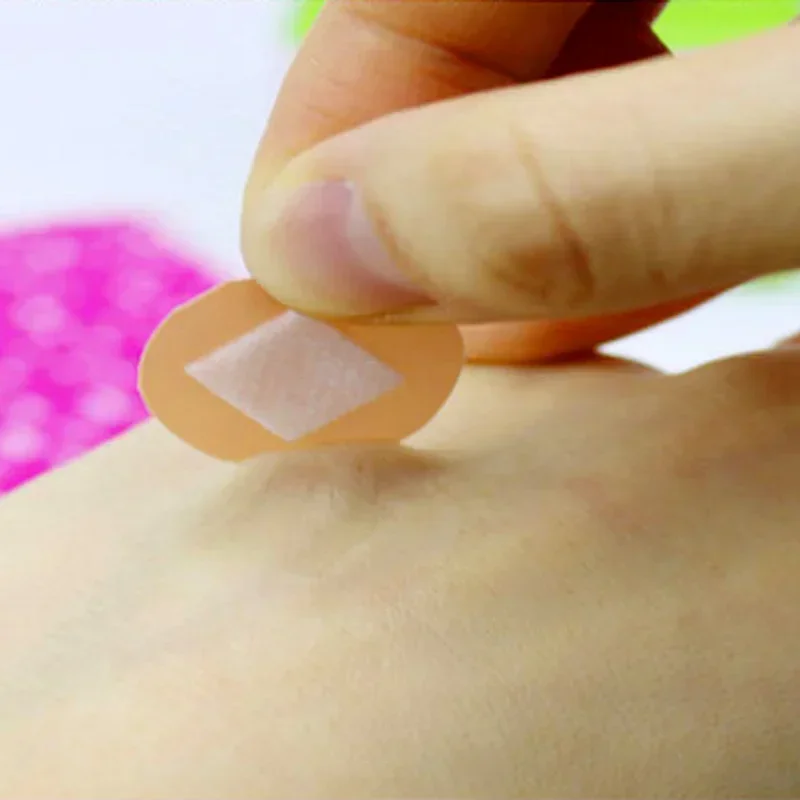 Aplicación sencilla de la tirita redonda adhesiva