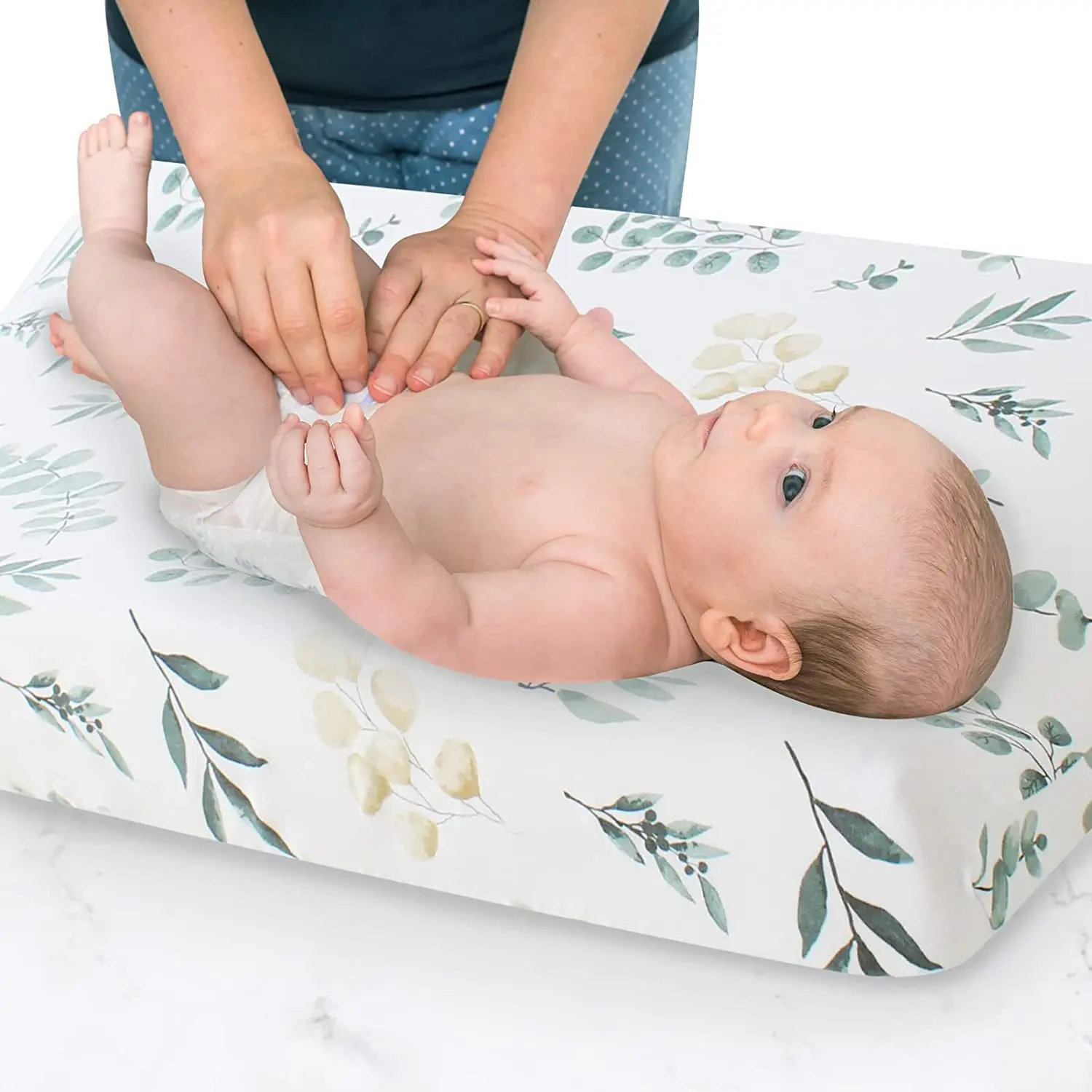 Sábana sobre colchón de cuna con bebé durmiendo