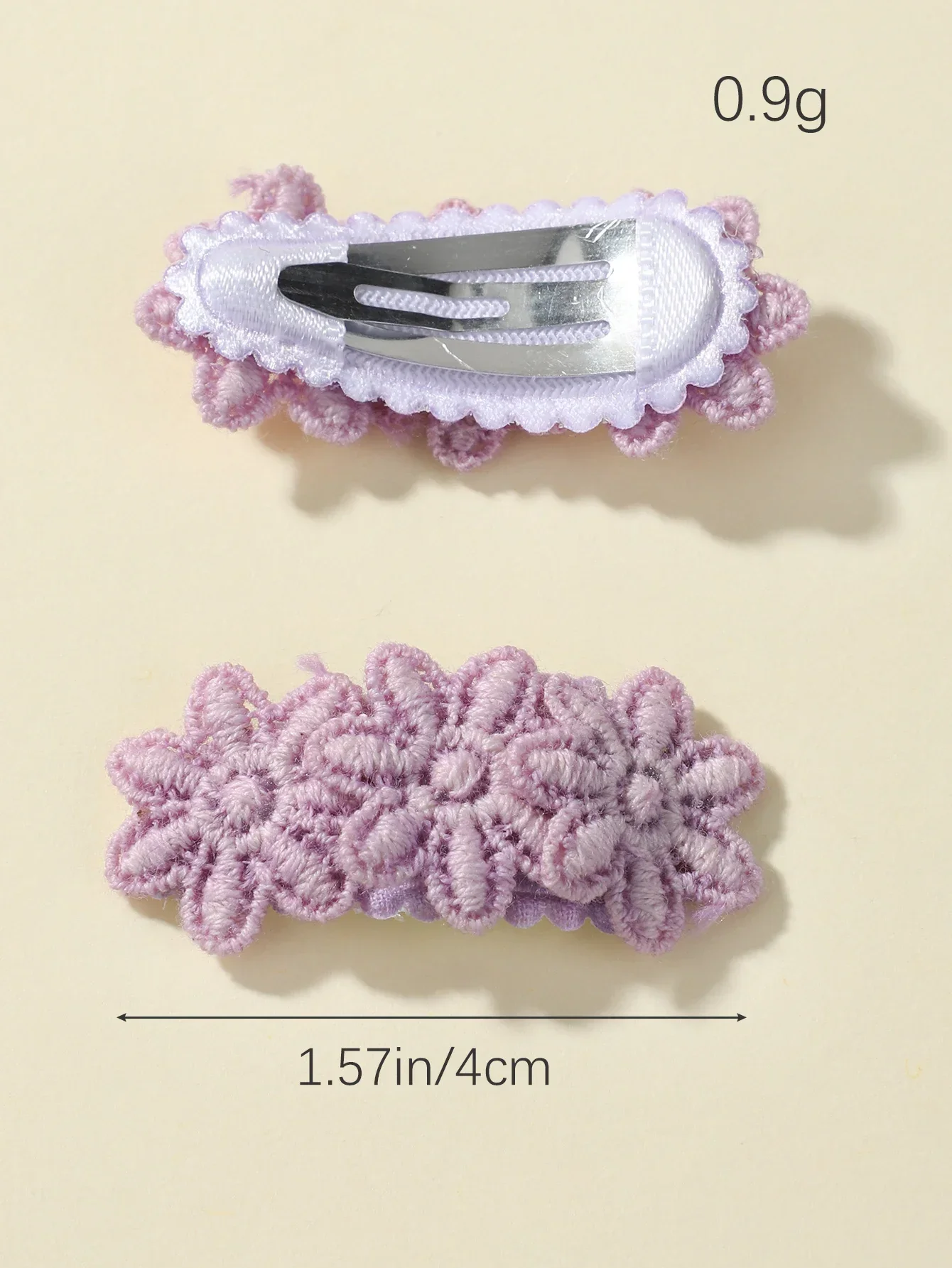 Detalle de las pinzas con flores de tela