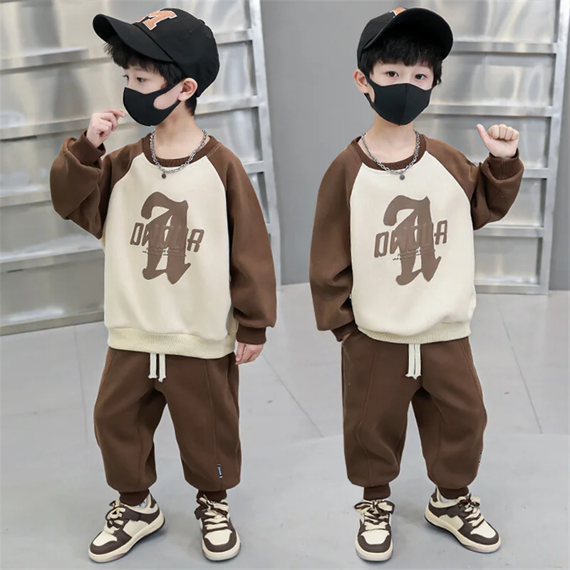 Conjunto deportivo para niños con letras y bloques de color - imagen 2