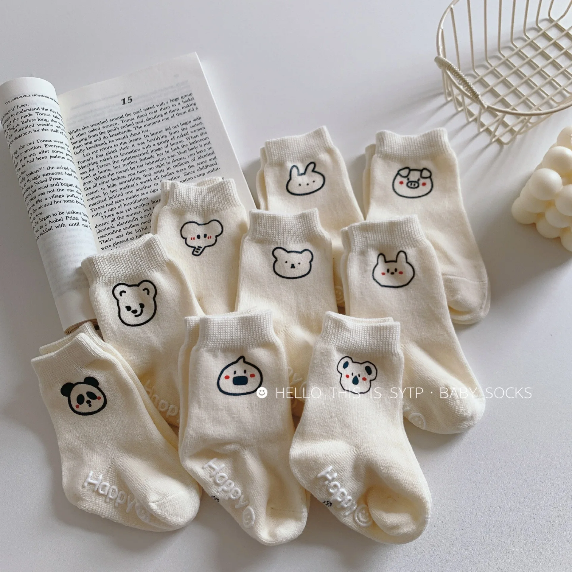 Calcetines cortos blancos con dibujos estilo kawaii