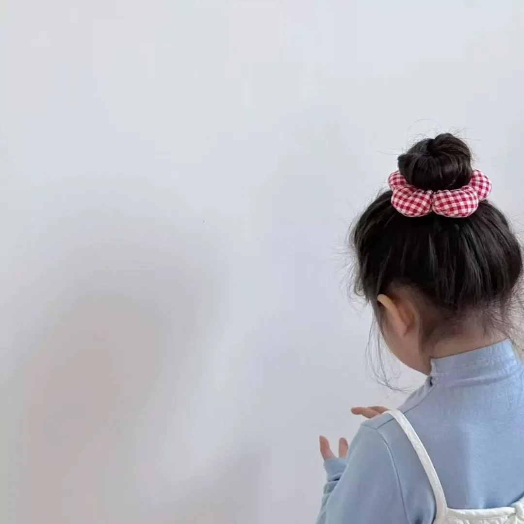Vista trasera del lazo en el cabello