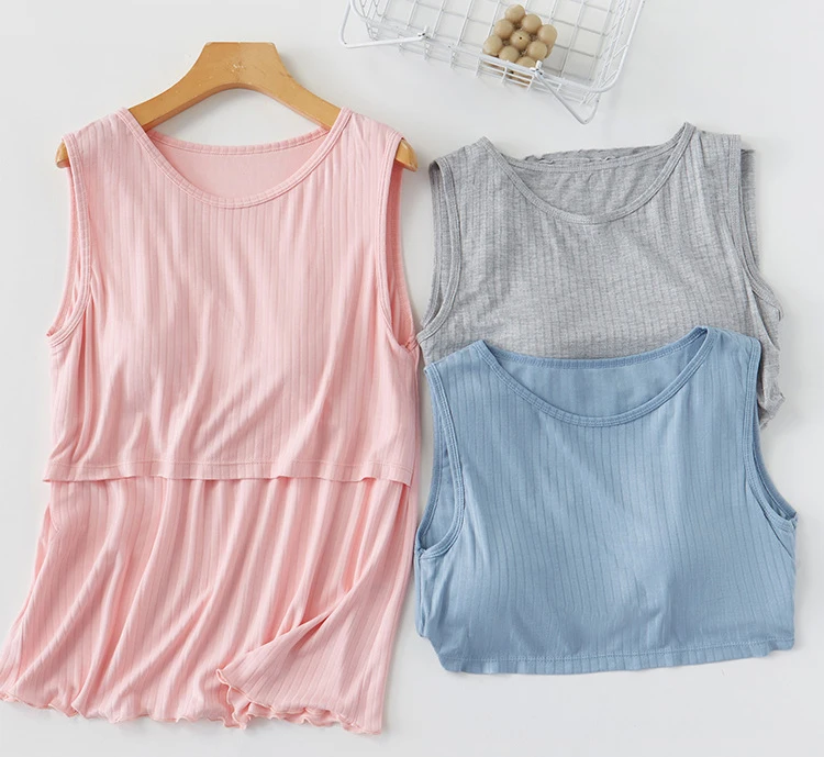 Chaleco combinado con prendas básicas de maternidad