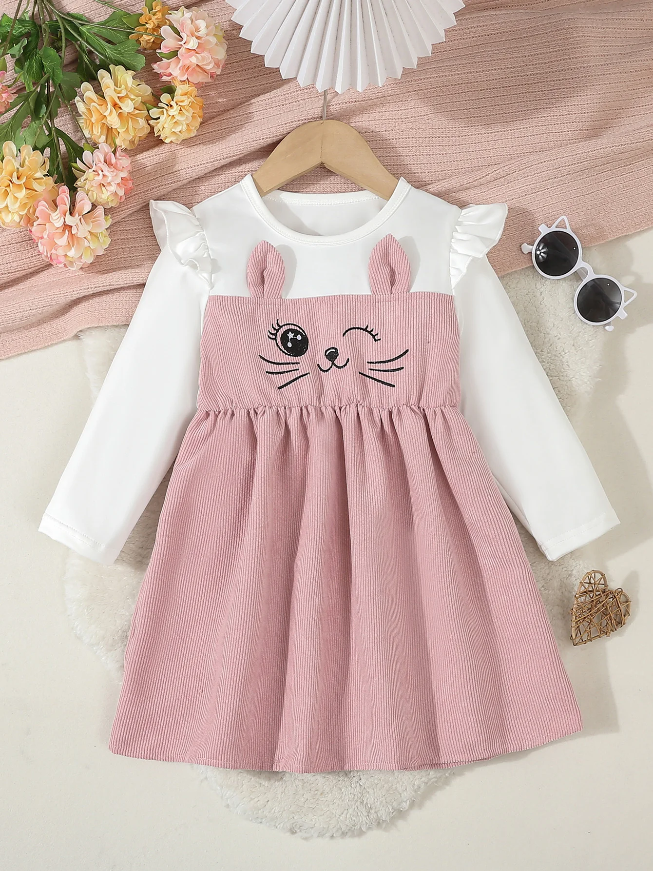 Vestido de pana para niña con mangas volantes y bordados gatunos - imagen 2