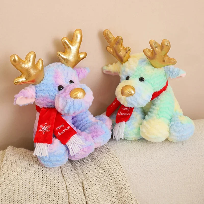 Detalle del gorro y bufanda navideña del peluche
