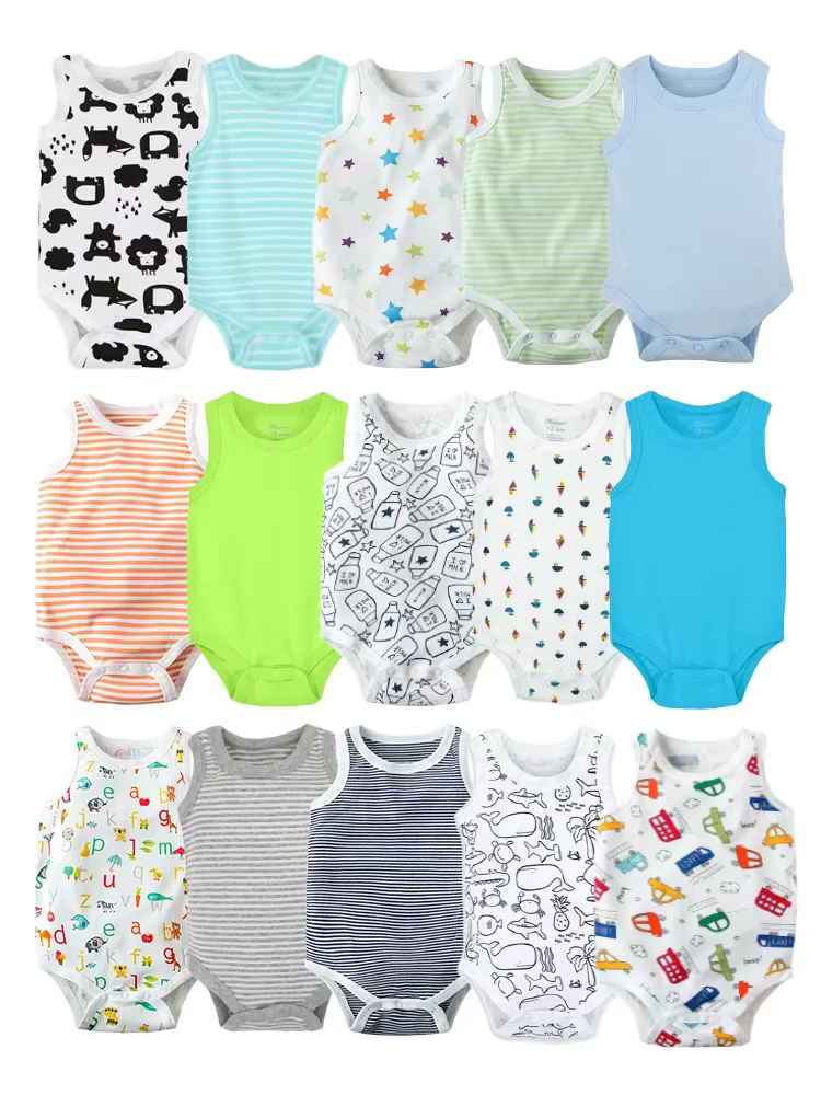 Mono veraniego para bebe con estampado triangular y capa inferior