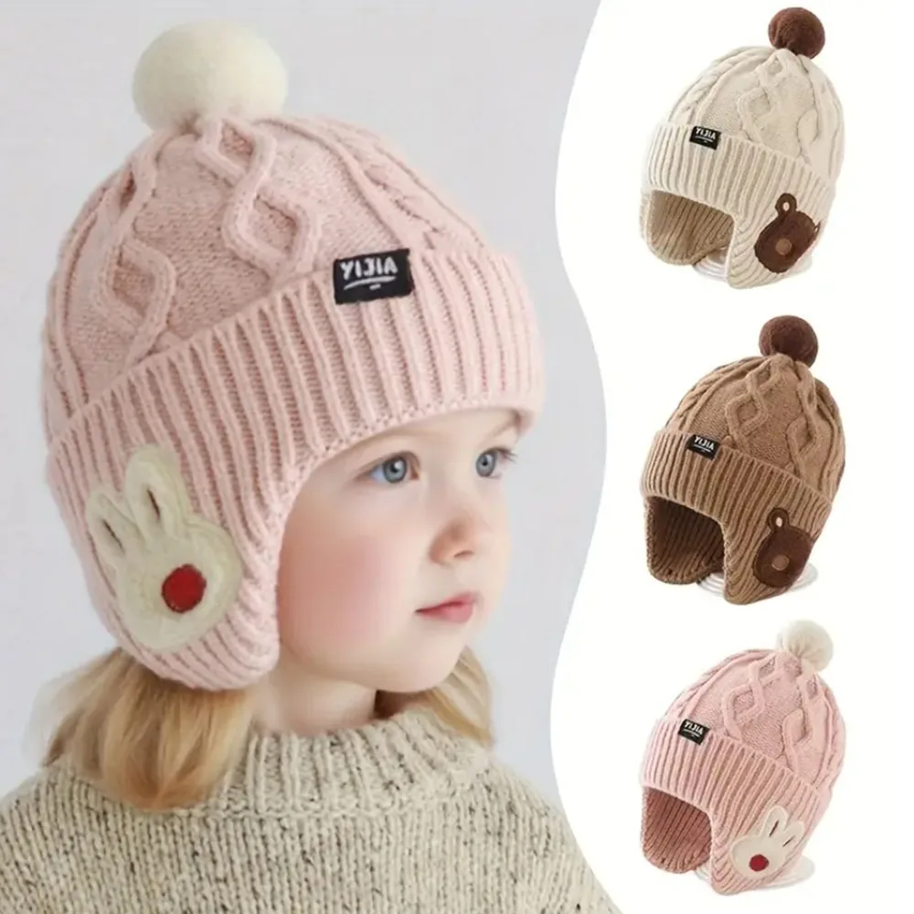 Detalle de orejeras y pompón del gorro infantil