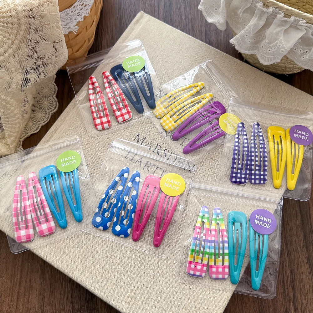 Detalle de peinado con clips laterales infantiles