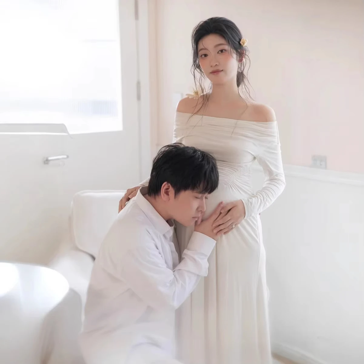 Vestido de embarazo blanco con hombros descubiertos y mangas largas - imagen 4
