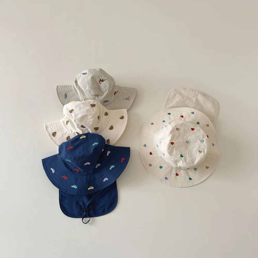 Detalle del sombrero infantil transpirable con ala ancha