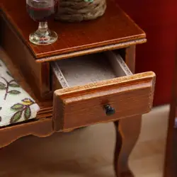Sillón miniatura floral en madera para casa de muñecas con cajón