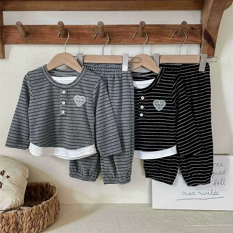 Conjunto infantil de otoño a rayas con lazo y manga larga
