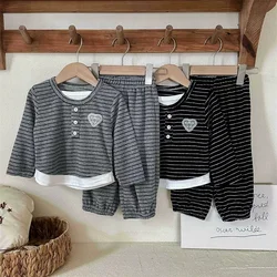 Conjunto infantil de otoño a rayas con lazo y manga larga