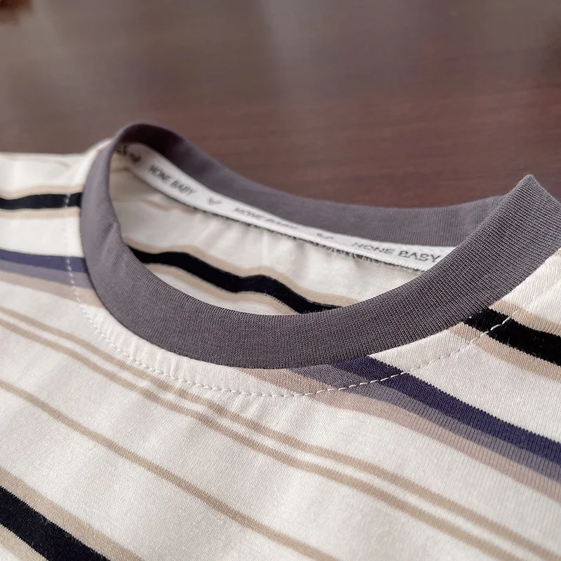 Conjunto de verano para niño: camiseta a rayas y pantalón corto blanco - imagen 5