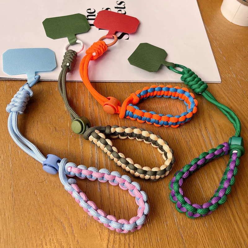 Accesorio colgante que combina con el estilo del móvil