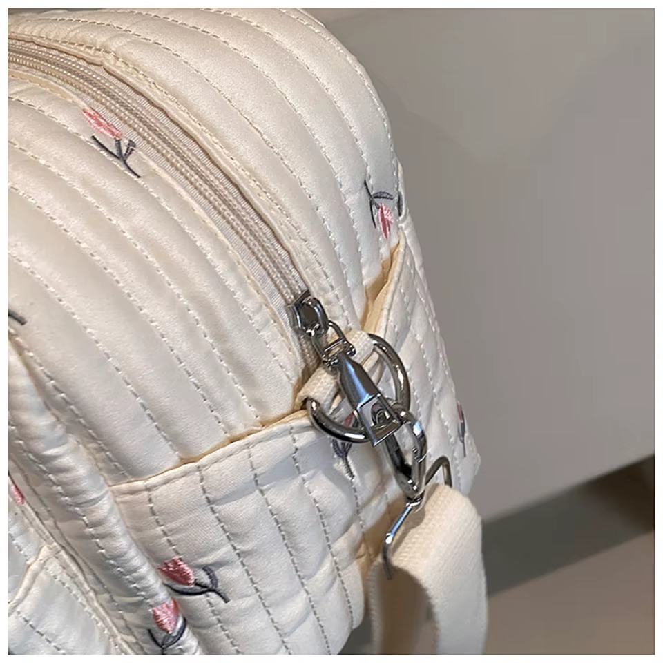 Interior de la bolsa mostrando capacidad para pañales y accesorios