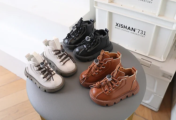 Botines para niños con acabado de temporada