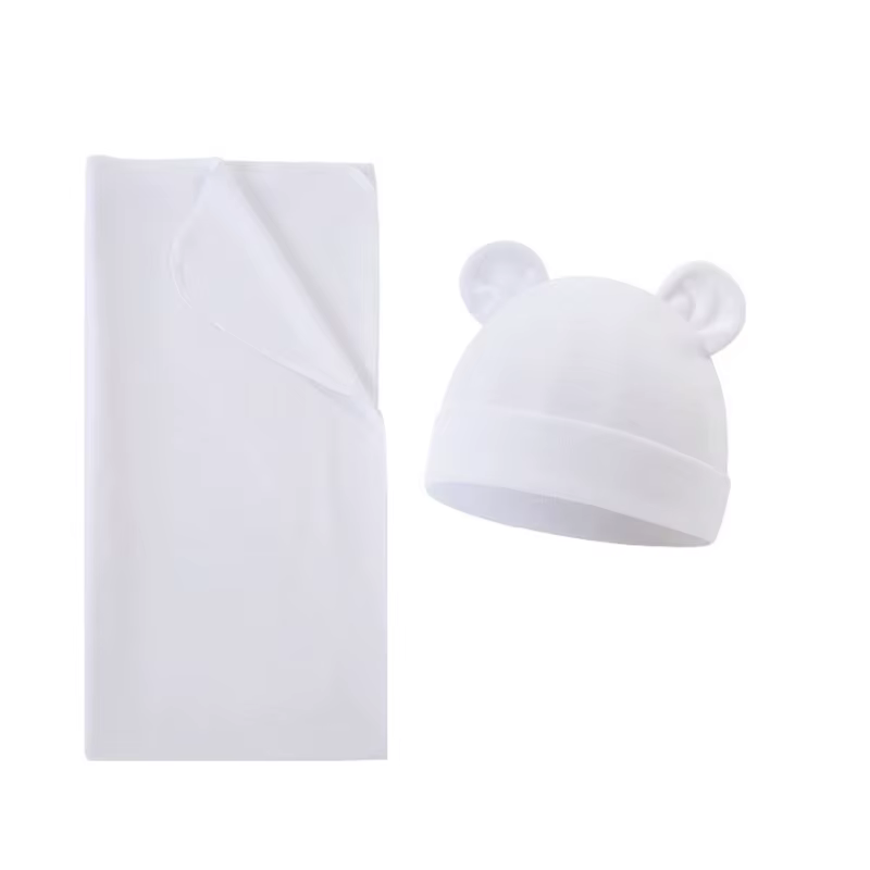 Manta doblada junto al gorro en un entorno neutro
