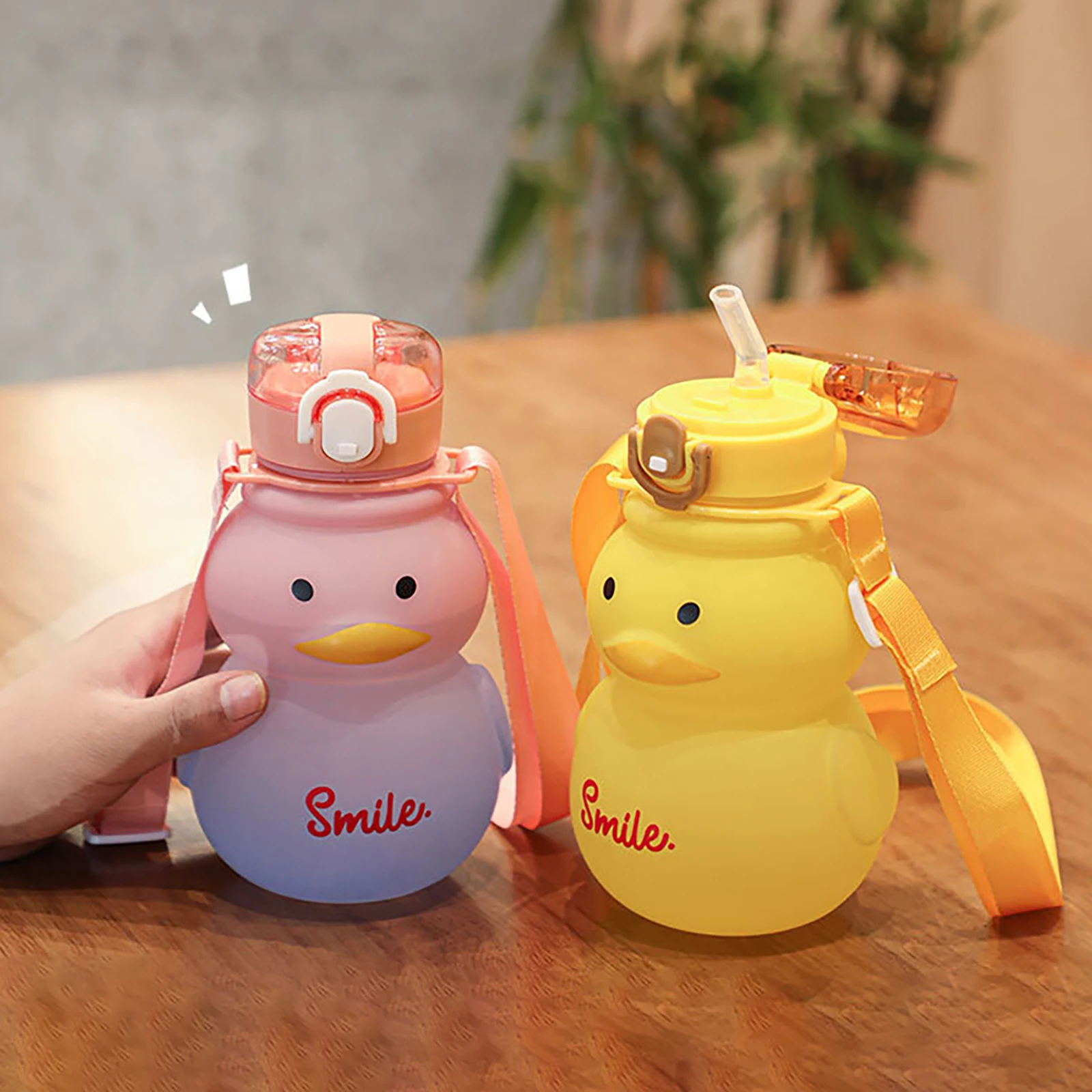 Botella de agua infantil 650 ml con pajita - diseño pato kawaii - imagen 4