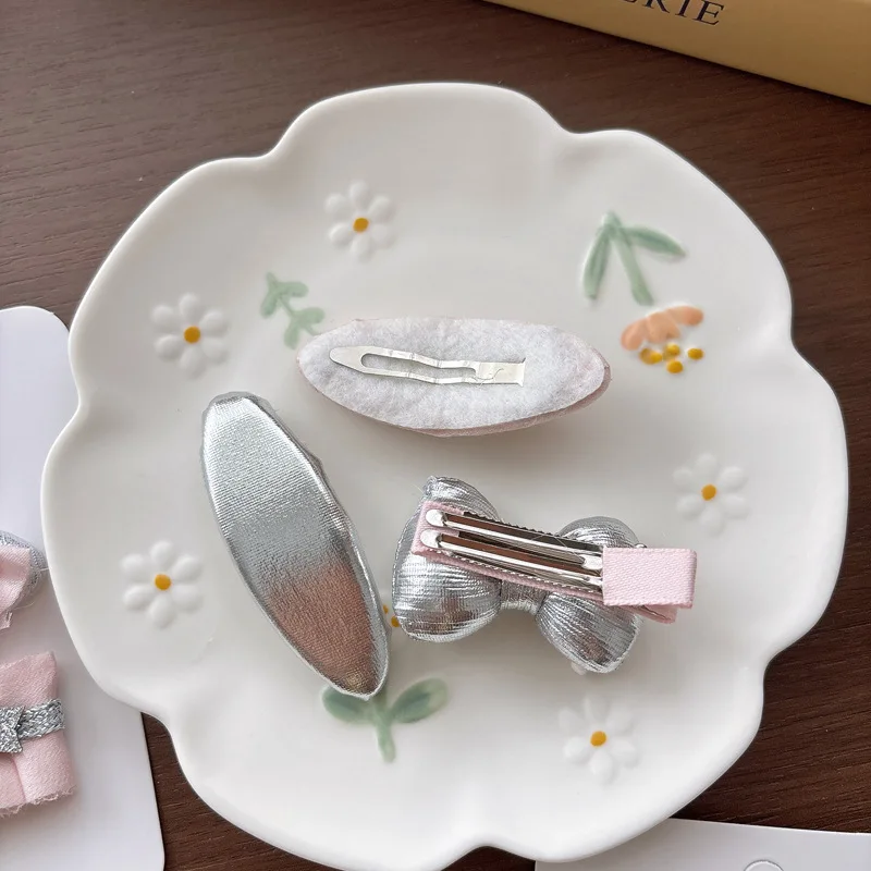 Pasador de pelo con lazo plateado y clip lateral rosa para niñas