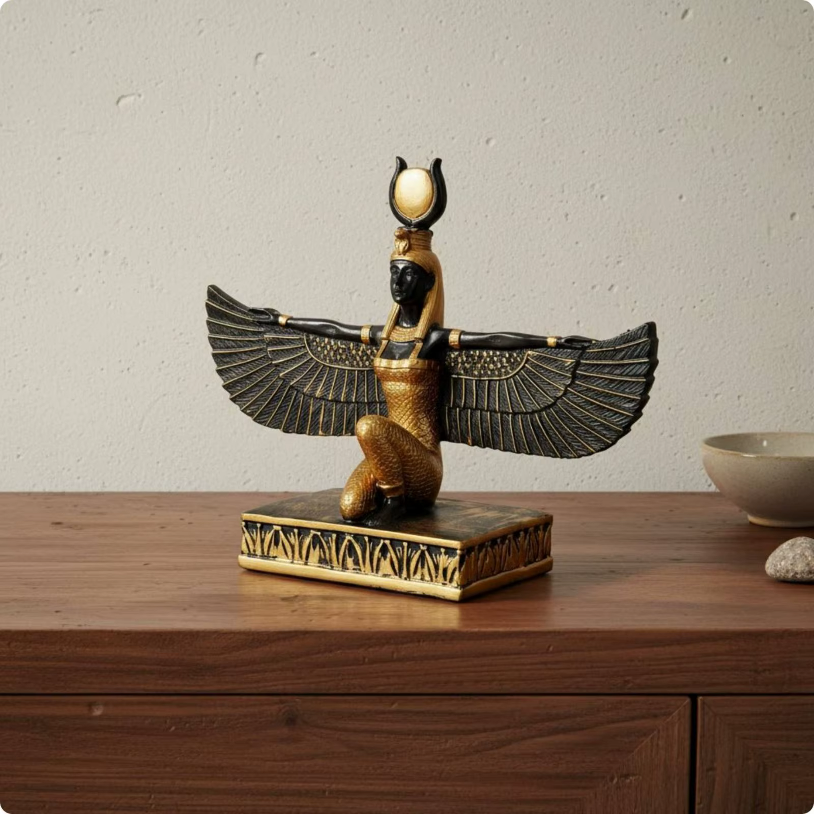 Estatua decorativa pintada a mano de la diosa Isis con plumas - imagen 2