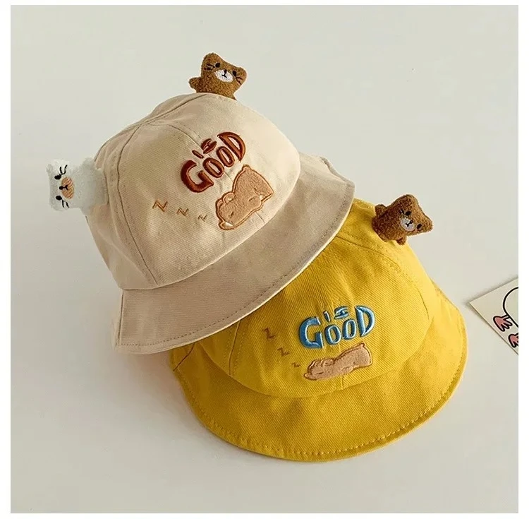 Bebé con sombrero de cubo de animalitos en uso activo