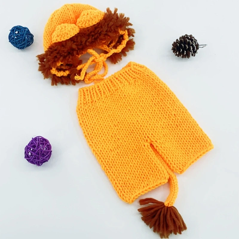 Gorro y mameluco coordinados en tono beige